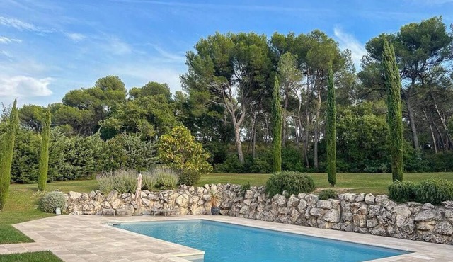 Villa with landscaped park near Aix-en-Provence