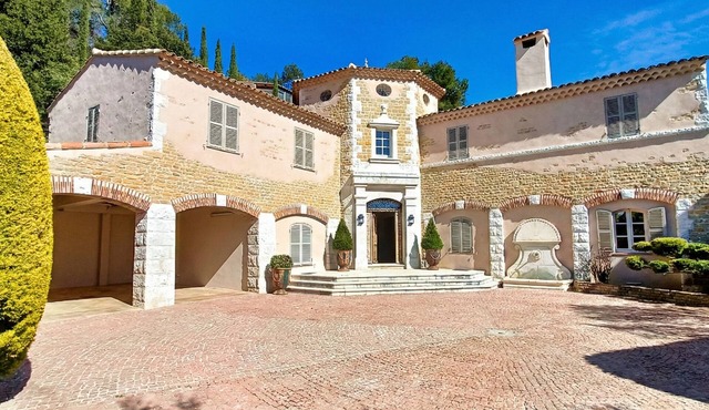 Villa with landscaped garden, swimming pool and pool house