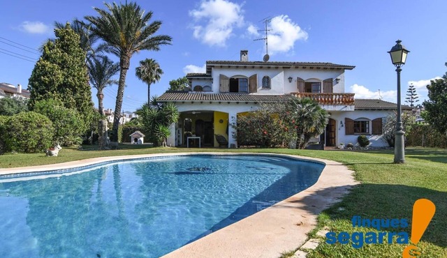 Villa with large garden and pool, next to the beach