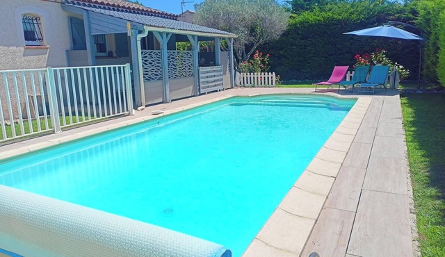 Villa with large pool near Nîmes