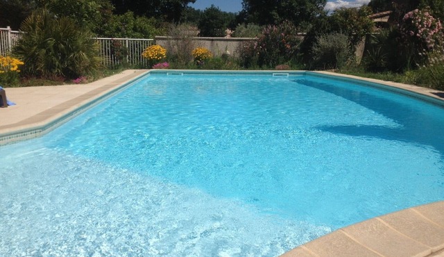 Villa with large private and secure swimming pool, quiet, sleeps 4 to 6