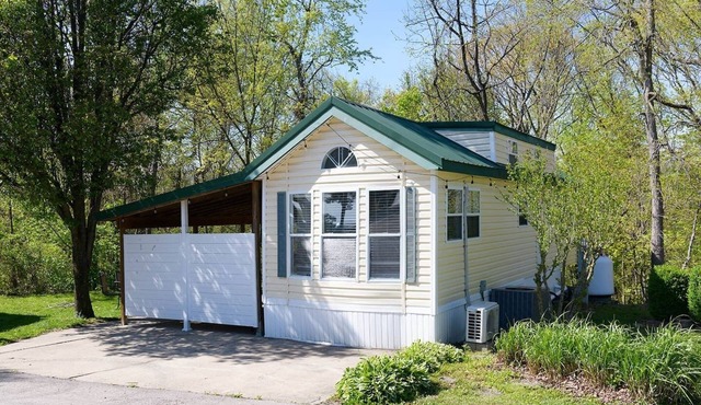 Villa with Loft in Lake Monroe near IU