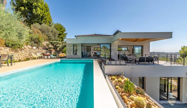 Villa with magnificent sea and hill views, beaches 5km away, 3 air-conditioned bedrooms