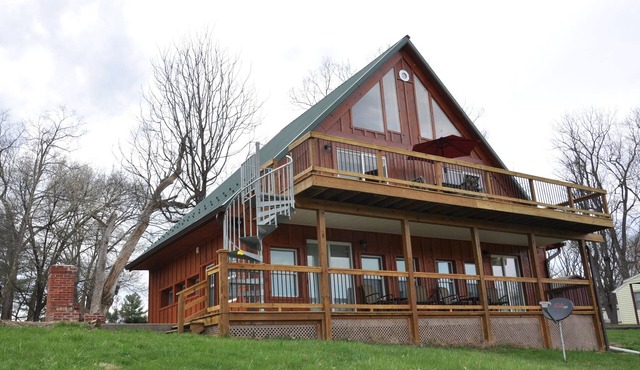 Villa with Majestic Views of Monocacy River. Sleeps 5, 2 Bath, Full Kitchen