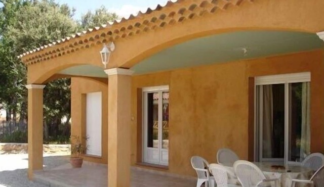 Villa with mature pool, quiet location