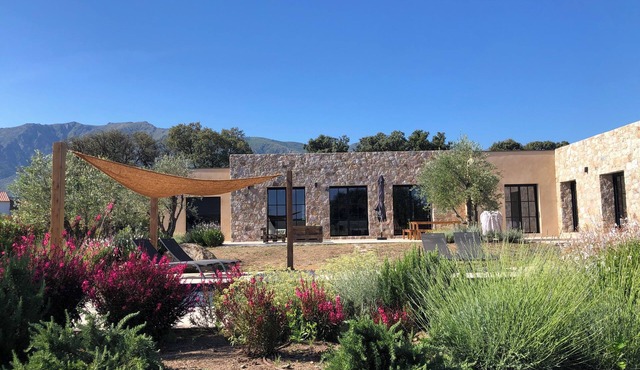 Villa with mountain view, between sea and golf
