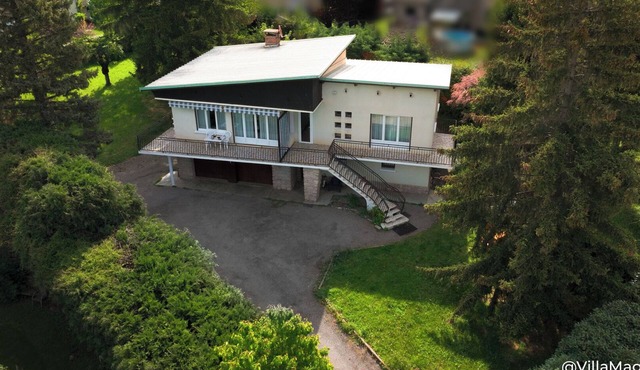 Villa with outbuildings close to the lake and shops.