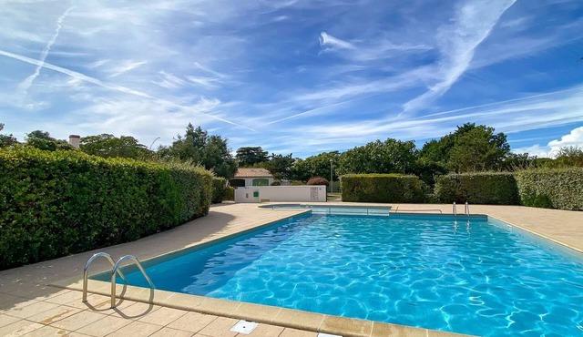 Villa with pool, tennis court, bowling alley