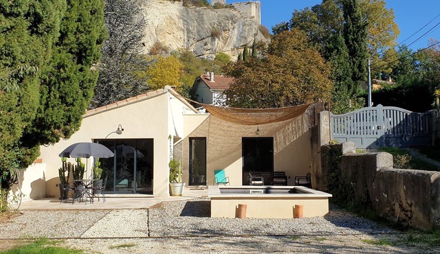 Villa with pool at the foot of the medieval city