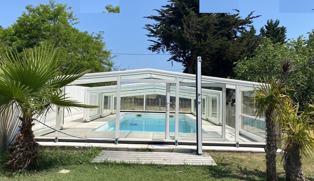 Villa with park and beach view at the end of the garden.