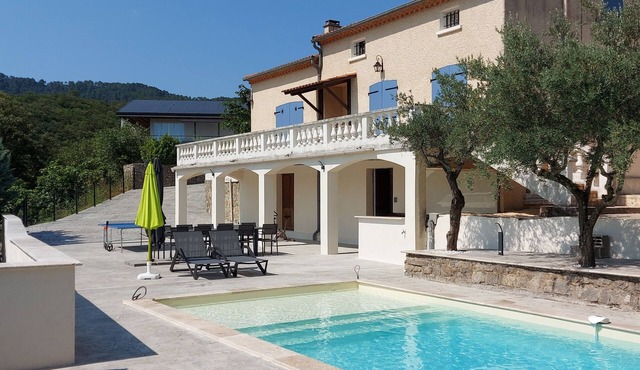 Villa with panoramic views, secure pool and air-conditioned bedrooms.