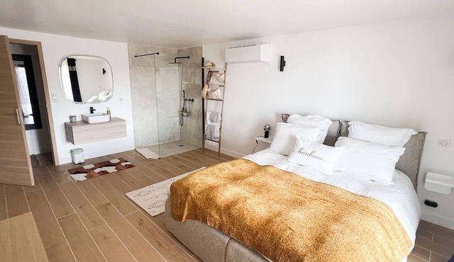 Villa with panoramic sea and mountain views