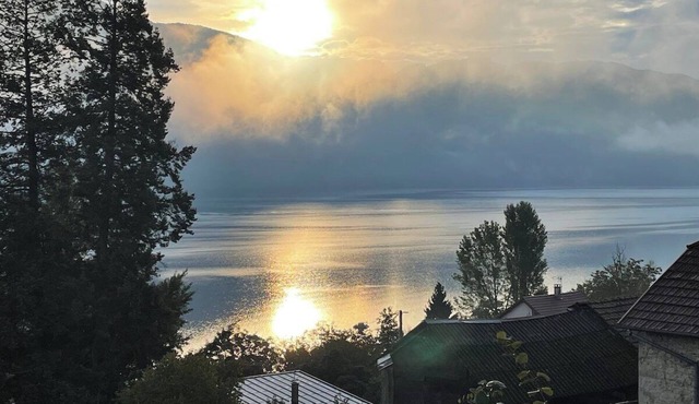 Villa with panoramic lake view close to the beach