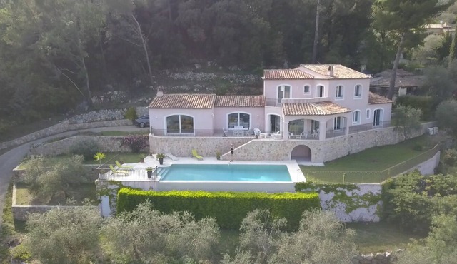 Villa with panoramic sea view and infinity pool! 20 min away from Cannes