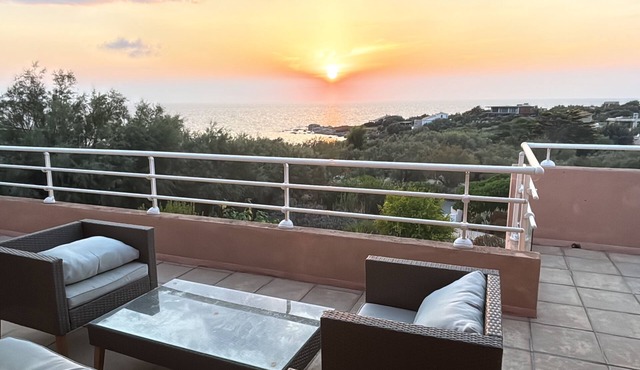 Villa with panoramic sea view, 2-minute walk to the beach!