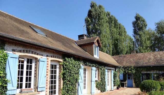 Villa with peaceful pool near 24-hour circuit