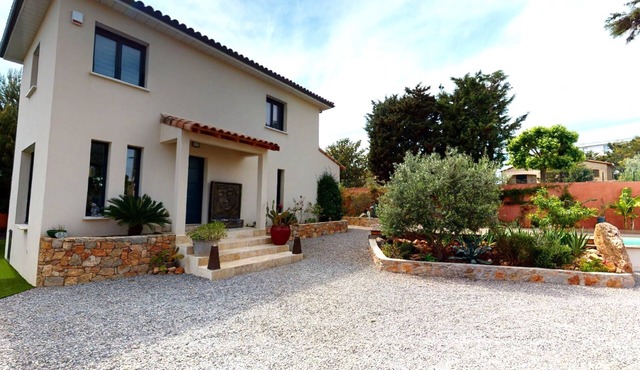 Villa with pool and jacuzzi near the beach