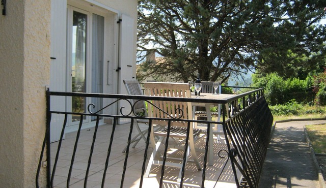 Villa with pool and appartment, stunning views on the edge of a town.