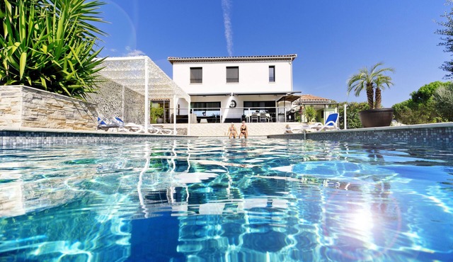 Villa with pool for discerning connoisseurs