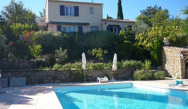 villa with pool, quiet, between sea and olive trees
