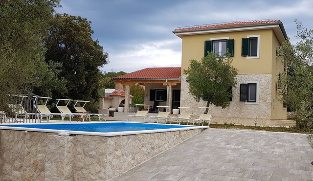 Villa with pool by the sea, 5 bedroom
