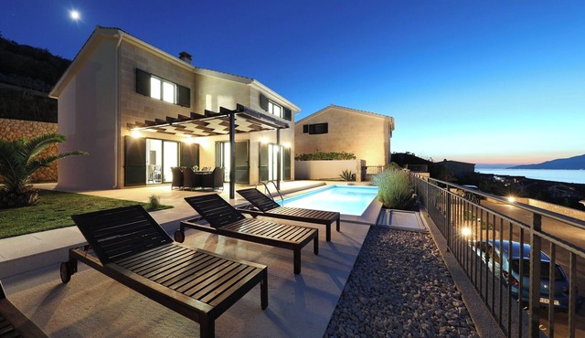 Villa with pool, 200 meters from the beach, sea view