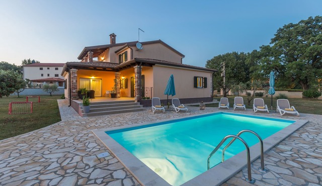 Villa with pool, 6 persons, large garden with barbecue. Dogs are welcome!