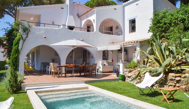 Villa with Pool 800 Meters from the Beach