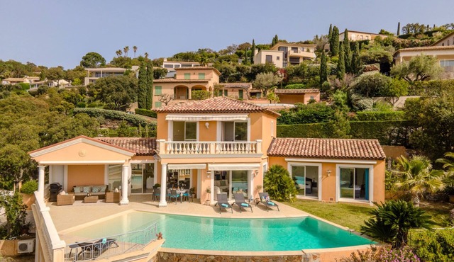 Villa with pool and sea view for eight persons