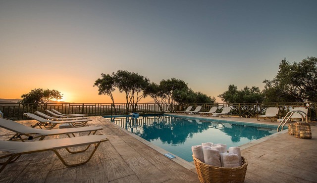 Villa with pool, amazing view and Breakfast included