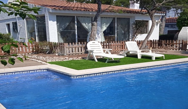 VILLA WITH POOL AND PRIVATE GARDEN 3 KM FROM THE SEA
