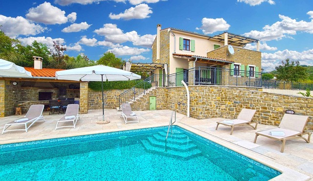 Villa with pool and air conditioning