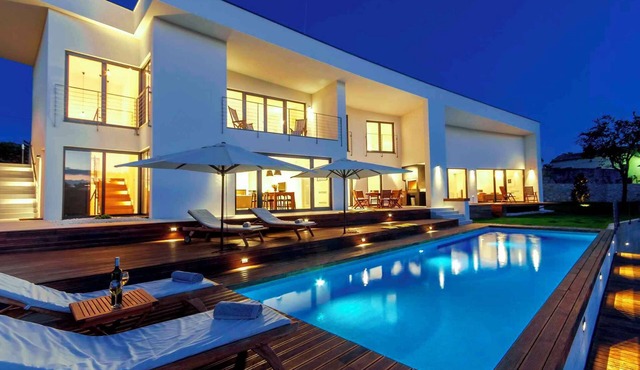 Villa with pool and air conditioning