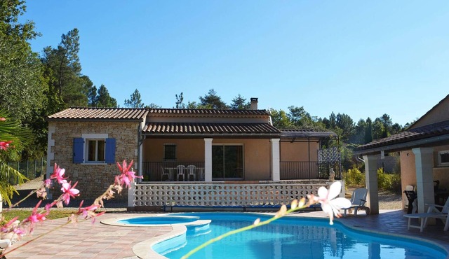 Villa with pool and AC, pets allowed