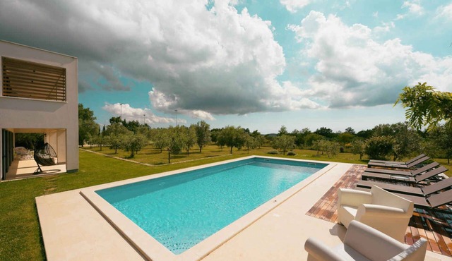 Villa with pool and air conditioning