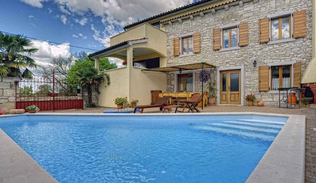 Villa with pool and barbecue