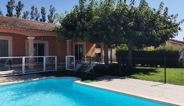 Villa with pool and garden in provence