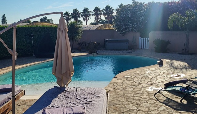 Villa with pool and jacuzzi