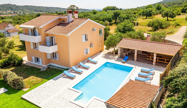 Villa with pool and outdoor kitchen