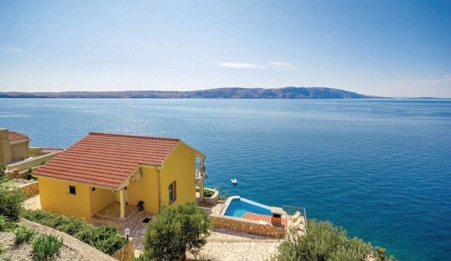Villa with pool and private waterfront
