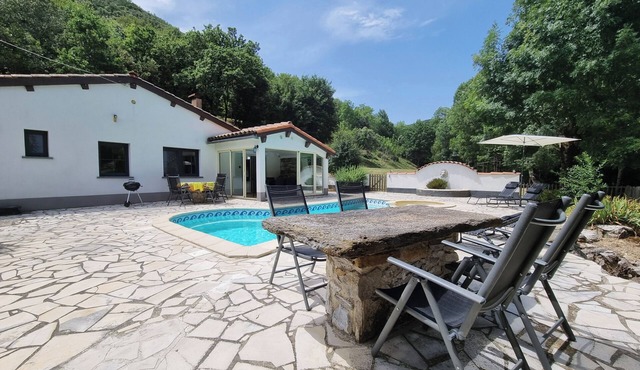 Villa with pool and plenty of peace and quiet
