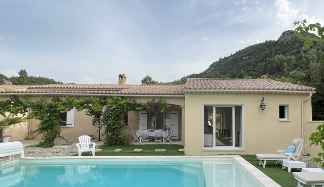 Villa with pool and studio in Drôme Provençale