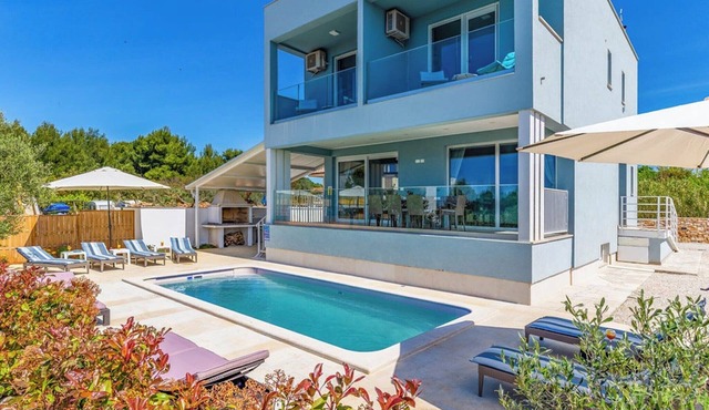 Villa with Pool and Sea View in Fazana - Horizont