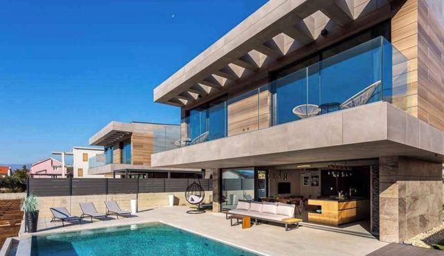 Villa with pool and spa