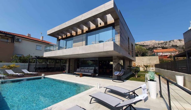 Villa with pool and spa