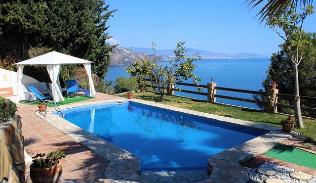 Villa With Pool and Stunning Sea Views