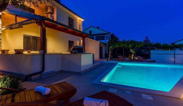 Villa with pool and terrace with barbecue