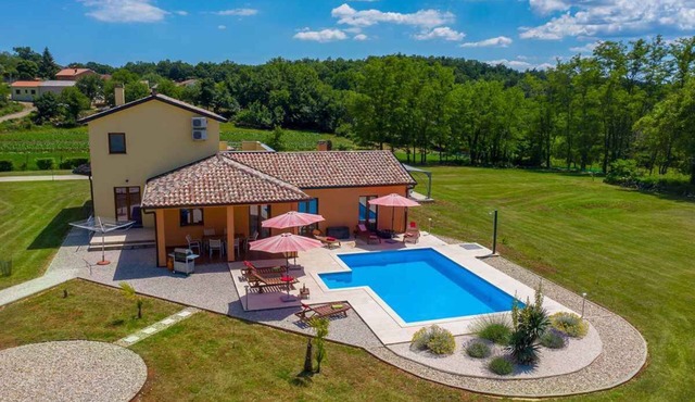 Villa with pool and WIFI