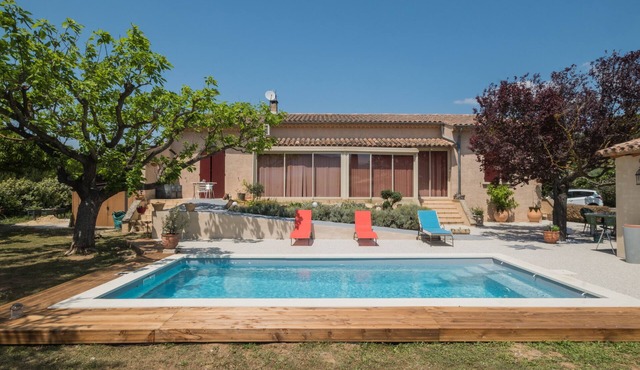 Villa with pool at the foot of the Luberon