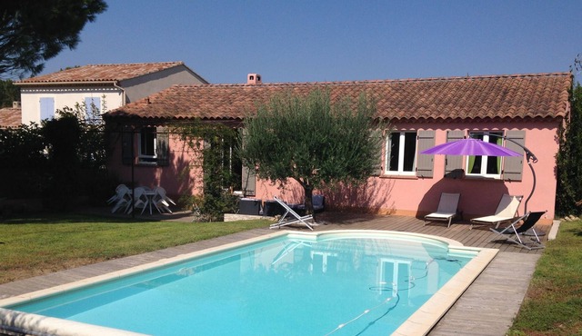 Villa with pool at the foot of the Luberon